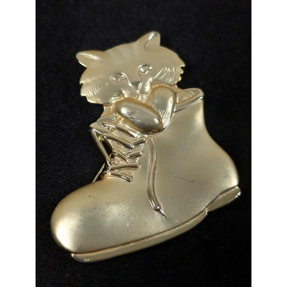 Vintage AJC Gold Tone Matte Cat Kitten In A‎ Boot Pin Brooch Signed